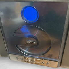 Philips MP3-CD Playback Wall Mountable MCM240 Micro Hi-Fi System AM/FM