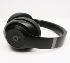 Beats by Dr. Dre Studio Pro Black Over Ear Headphones MQTP3LL/A ISSUE
