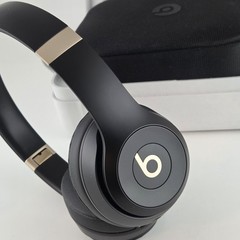 Beats Solo 4 Bluetooth Wireless On-Ear Headphones – Black & Gold