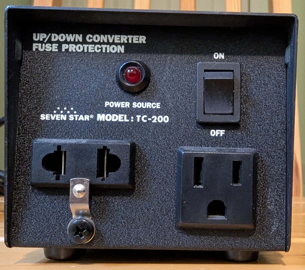 Step Up/Down Voltage Converter 200-Watt AC 110V to 220V/240V excellent condition