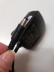 AC/DC Adapter INPUT:100-240V 50-60Hz 0.3A OUTPUT: 5V 2.0A 5mm plug tip